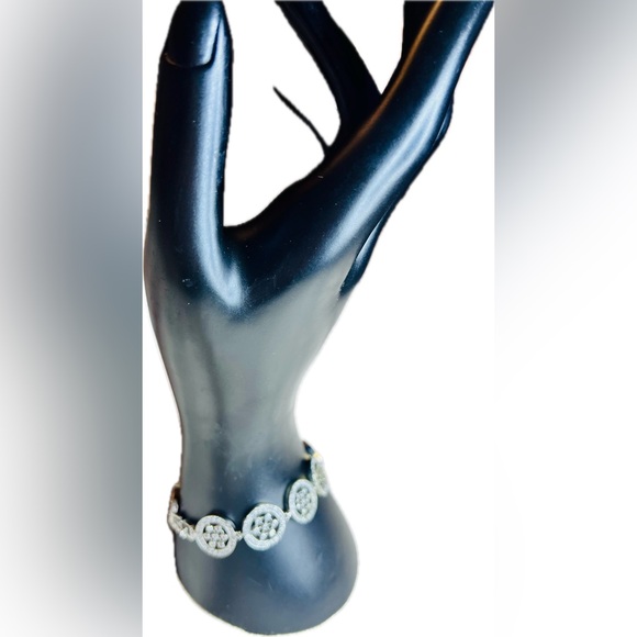 Handmade sterling silver bracelet with interlinking round medallions or discs - Picture 2 of 6